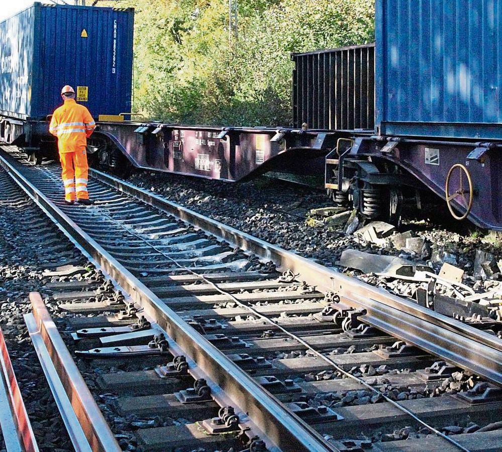 Drei Waggons eines 620 Meter langen Güterzugs waren am Sonntag zwischen Lippstadt und Soest entgleist. Dabei wurden unter anderem rund 200 Schwellen zerstört. Foto: Rückert