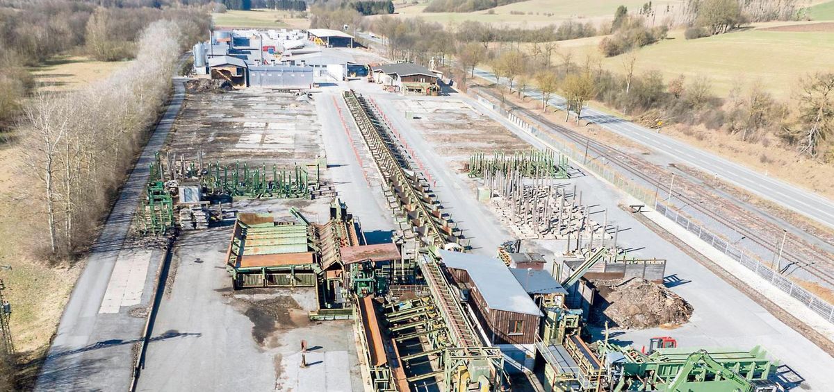 Über mehrere hundert Meter erstreckt sich das Gelände der Ernst Fisch Holzindustrie an der B516 (rechts im Bild) von Rüthen nach Belecke. Die Anlage auf dem Rundholzplatz wird künftig nicht mehr gebraucht und soll demontiert werden. Foto: Eickhoff