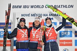 Emilien Jacquelin (M) sicherte sich den Sieg in Nove Mesto. - Foto: Lubo Pavlíèek/CTK/dpa