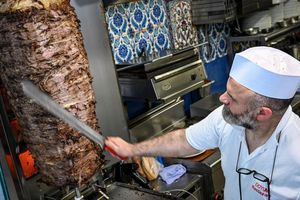 Um den Spieß geht's: Nach dem Willen eines türkischen Verbands soll die Dönerherstellung künftig klar reglementiert werden. (Archivbild) - Foto: Jens Kalaene/dpa