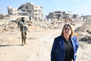 Schockiert sieht sich Entwicklungsministerin Svenja Schulze (SPD) im zerstörten Dschubar um. In dem Viertel lebt heute niemand mehr. Die Gebäude sind unbewohnbar. - Foto: Sebastian Gollnow/dpa