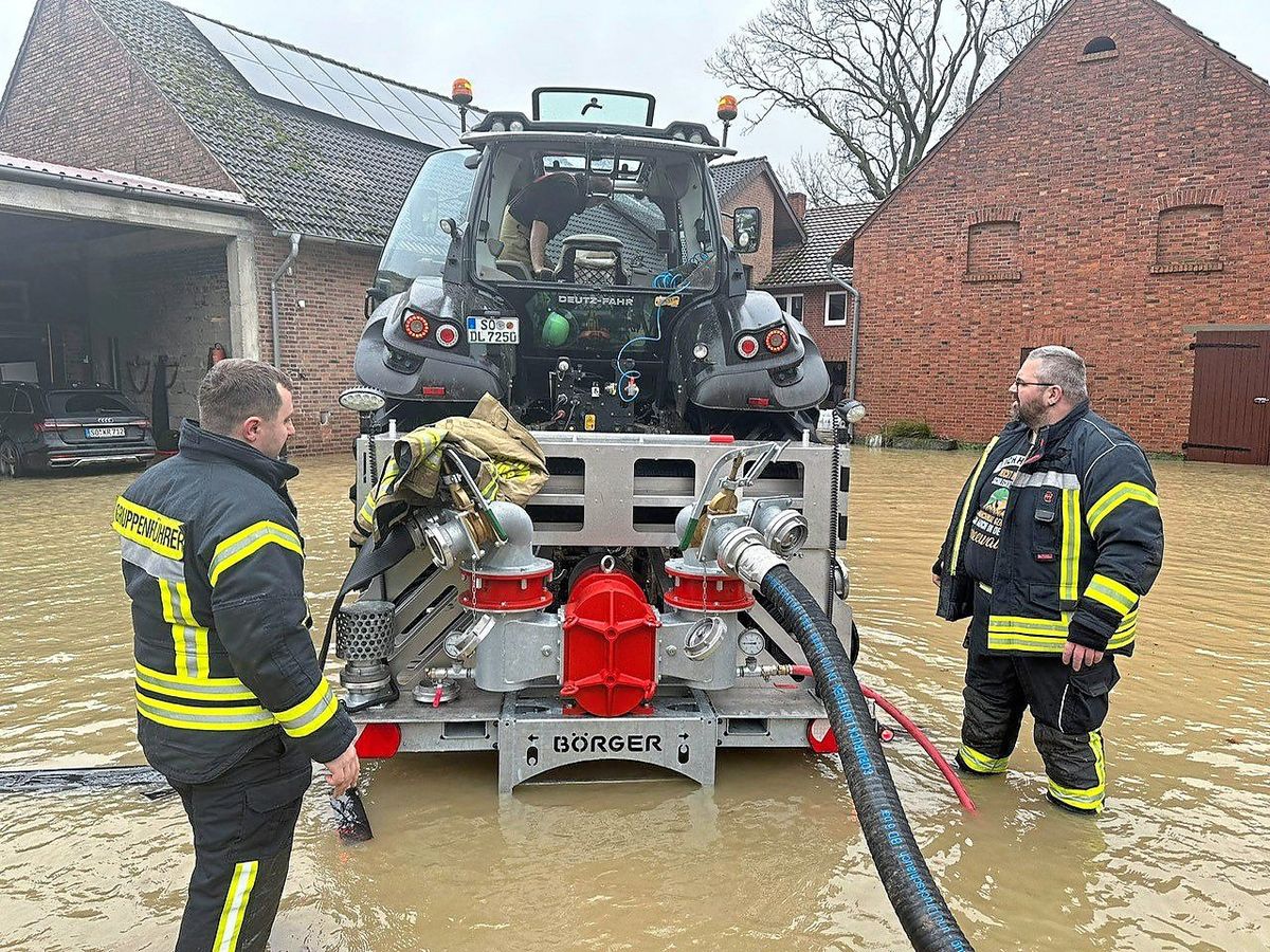 Die Feuerwehr Lippetal kämpfte in den vergangenen Tagen mit 100 Einsatzkräften gegen die Wassermassen. Foto: Feuerwehr 
