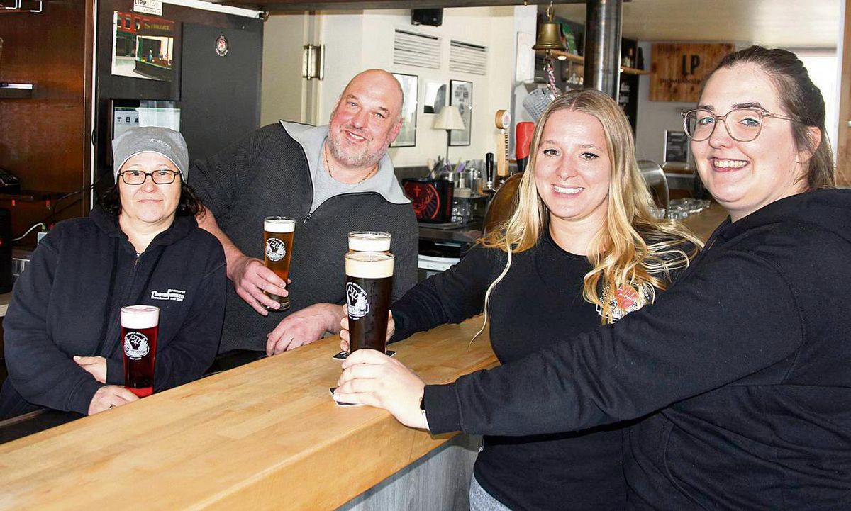 Die Rollen vor und hinter der Theke werden sich im kommenden Jahr wandeln (v.l.): Ilka und Daniel Thombansen übergeben die Gaststätte an Sabrina Klemusch und Thombansens älteste Tochter Catharina Erdmann. Foto: Schwade