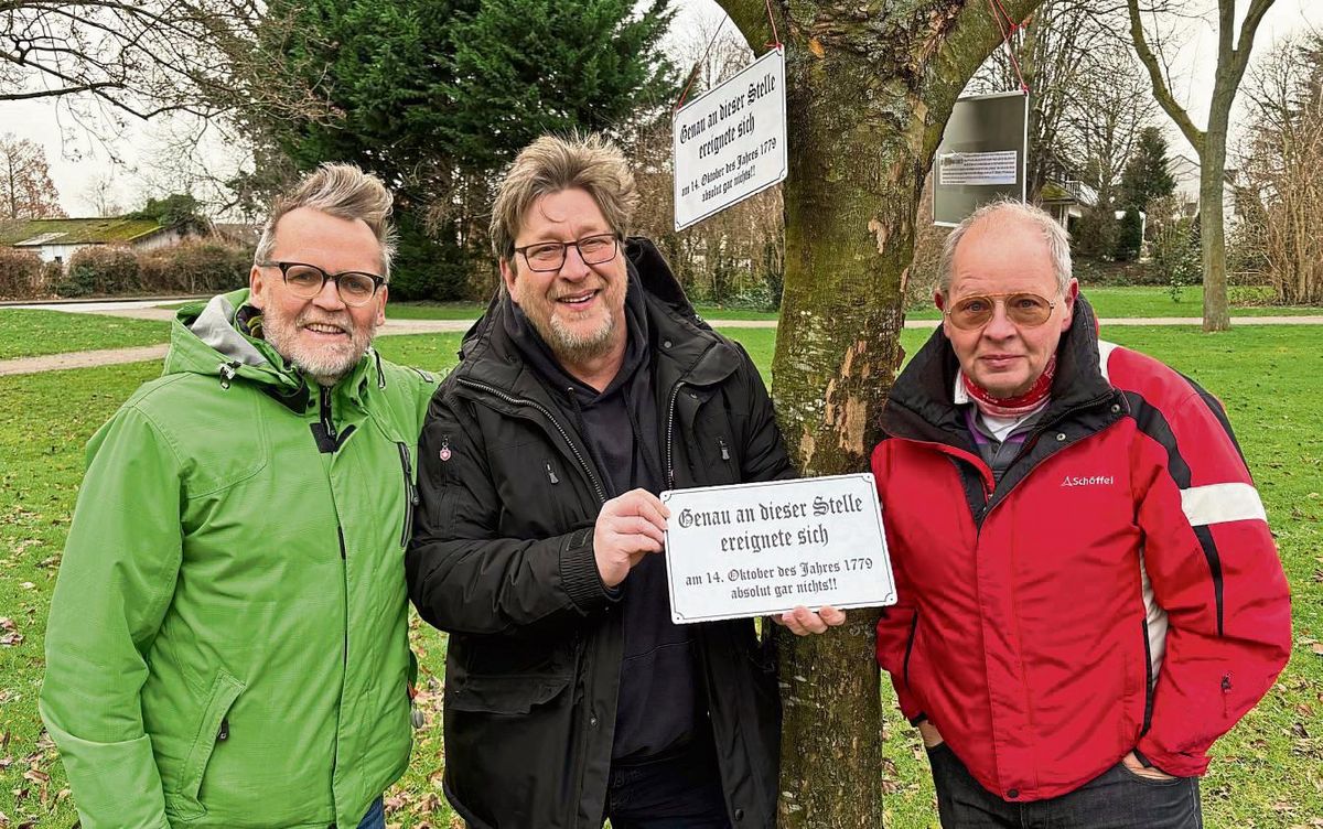 Die Schilder im Stadtpark aufgehängt haben (v.l.) Johannes Plaßmann, Holger Schild und Michael Wiesner. Foto: Frenz