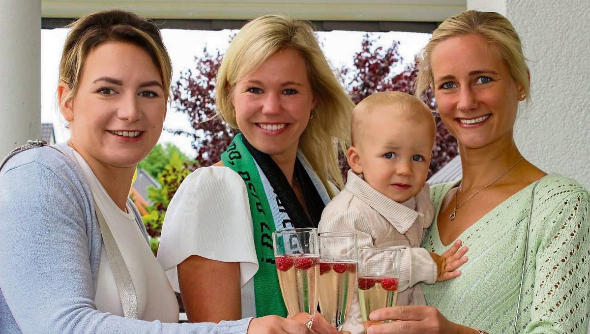 Freuen sich auf vier Tage Schützenfest (v.l.): Jennifer Bartelsmeier, Königin Sarah Hoffmann, Stephanie Kitzka und Hannes.