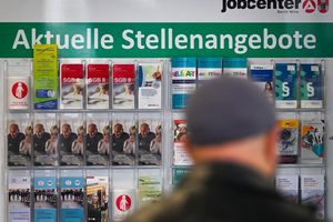Fachkräfte dringend gesucht - aber für Asylbewerber bleibt es schwierig, auf dem Arbeitsmarkt Fuß zu fassen. - Foto: Jens Kalaene/dpa