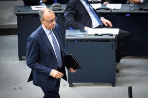 Der wahrscheinliche künftige Kanzler Friedrich Merz (CDU) wirbt weiter um Mehrheiten für das geplante Schuldenpaket von Union und SPD. - Foto: Bernd von Jutrczenka/dpa