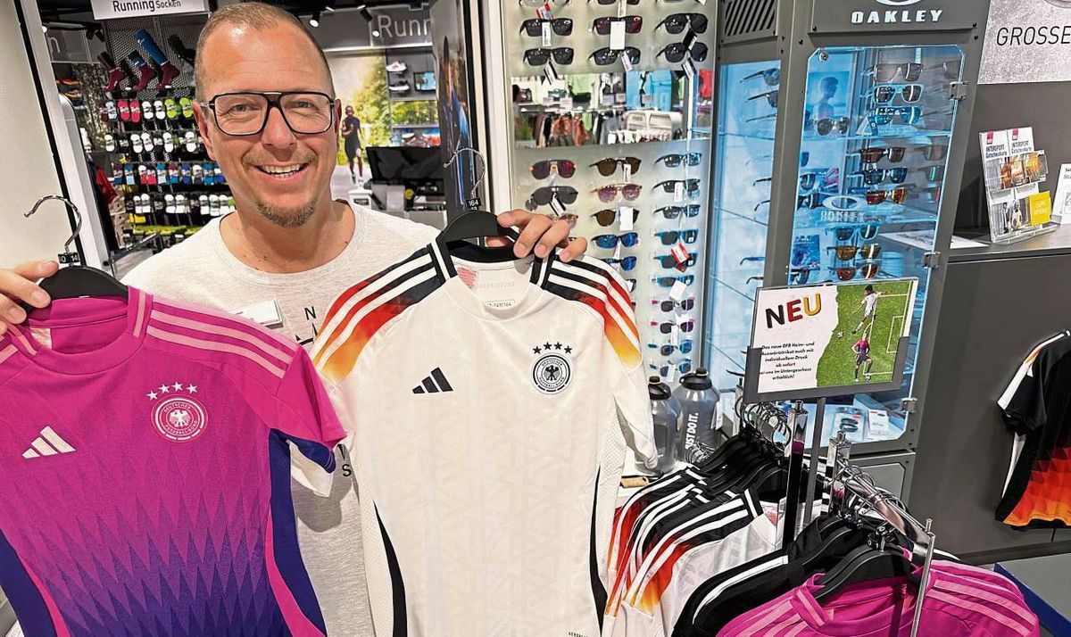 Heiß begehrt: Trikots der deutschen Nationalmannschaft. Ingo Arndt hat einen solchen Run auf ein EM-Trikot noch nicht erlebt. Foto: Cegelski