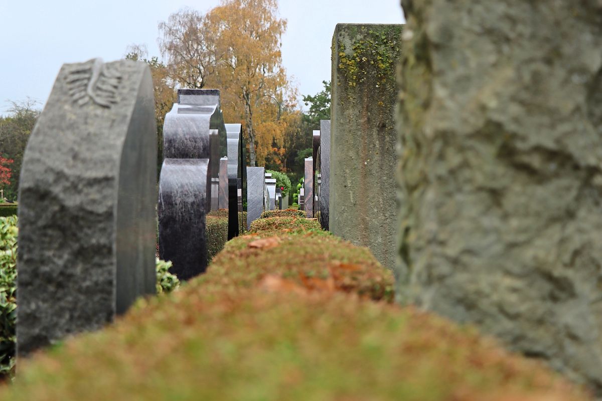 Alte Grabsteine recyceln? Das lohnt sich finanziell meist nicht. Foto: Dietz