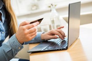 Online-Shopping immer beliebter (Symbolbild) - Foto: Christin Klose/dpa-tmn/dpa