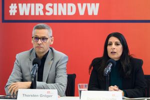 Gehen mit einem eigene Zukunftskonzept für VW in die Offensive: IG Metall-Verhandlungsführer Thorsten Gröger und Betriebsratschefin Daniela Cavallo. - Foto: Alicia Windzio/dpa