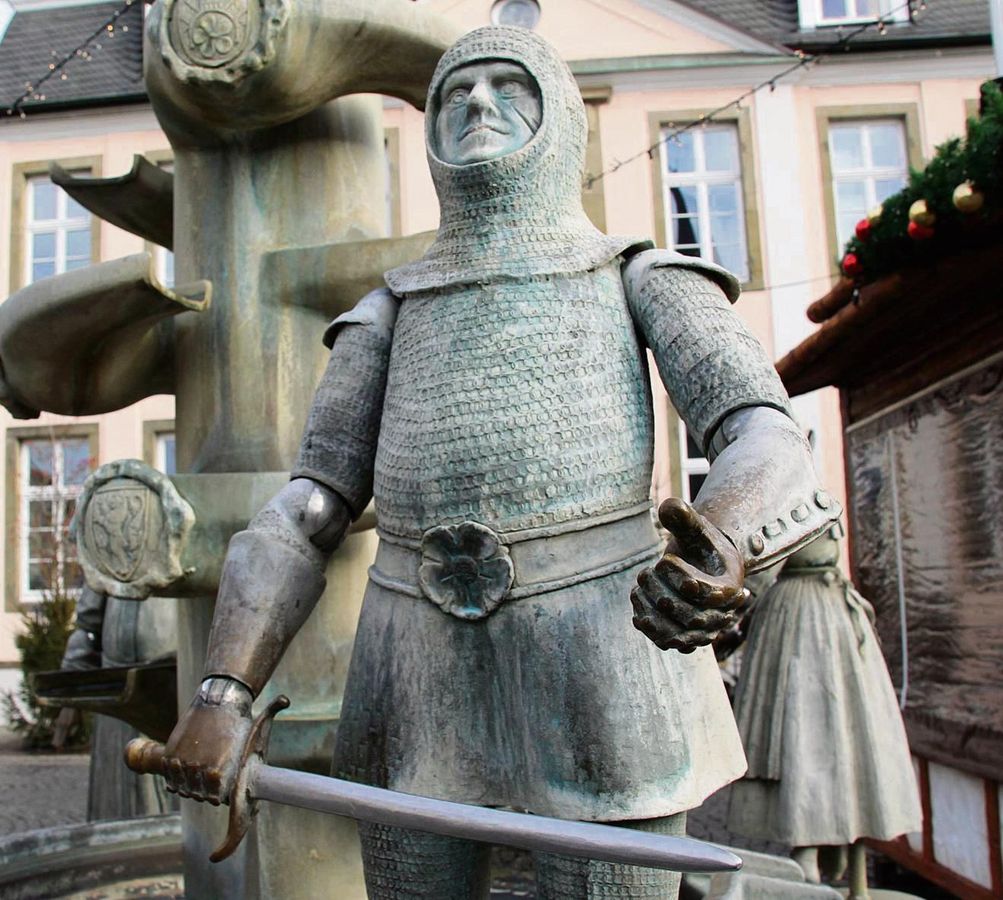 Die Lippstädter begegnen ihrem Stadtgründer Bernhard II. täglich in der Innenstadt. Nicht nur als imposante Gestalt hoch oben auf dem Bernhardbrunnen, sondern auch deutlich mehr auf Augenhöhe als Figur des Bürgerbrunnens. Foto: Balzer