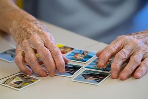 Das Spielen von Memory soll gegen den Gehirnabbau wirken. - Foto: Sven Hoppe/dpa