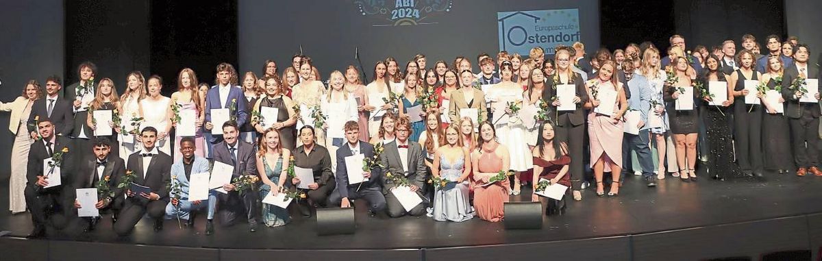 Die 91 Abiturienten des Ostendorf-Gymnasiums wurden am Samstag während einer feierlichen Veranstaltung im Stadttheater Lippstadt verabschiedet und erhielten ihre Zeugnisse – 35 Mal mit Einserschnitt.