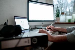 Die Arbeit im Homeoffice erleichtert es Beschäftigten, Beruf und Privatleben zu vereinbaren. - Foto: Fabian Strauch/dpa/dpa-tmn