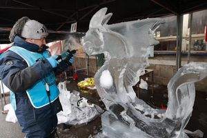 Weltcup im Eisskulpturenschnitzen: Ein Teilnehmer des Eisskulpturen Weltcup bearbeitet einen Eisblock mit einem Werkzeug. - Foto: Matthias Bein/dpa