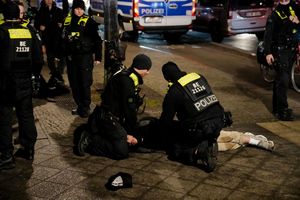 Nach der Attacke am Holocaust-Denkmal in Berlin hat die Polizei einen Verdächtigen festgenommen. - Foto: Ebrahim Noroozi/AP/dpa