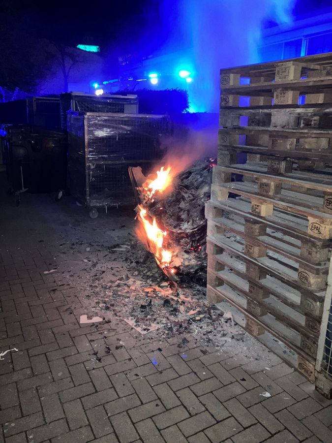 Ein Brand in einer Druckerei in Lippstadt rief in der Nacht die Retter auf den Plan. Foto: Feuerwehr Lippstadt