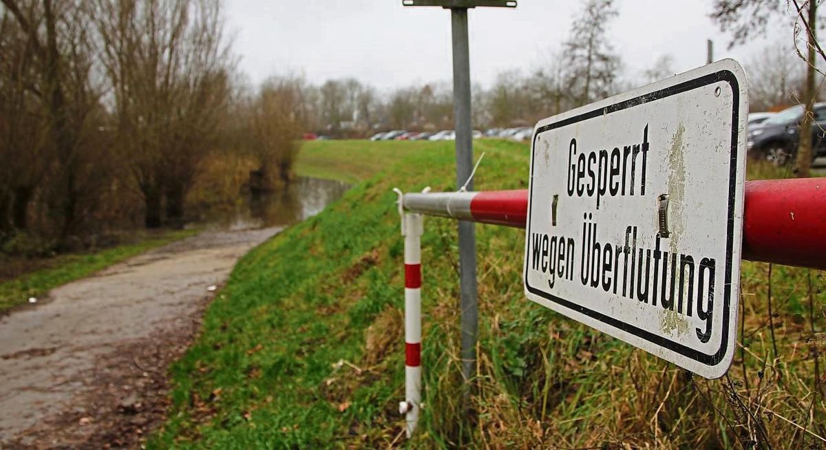 Der Kanueinstieg am Jahnplatz steht mal wieder unter Wasser. Nach hohen Pegelständen am vergangenen Wochenende sind die Wassermassen seit einigen Tagen aufgrund ausbleibender Niederschläge aber wieder rückläufig. Foto: Puls