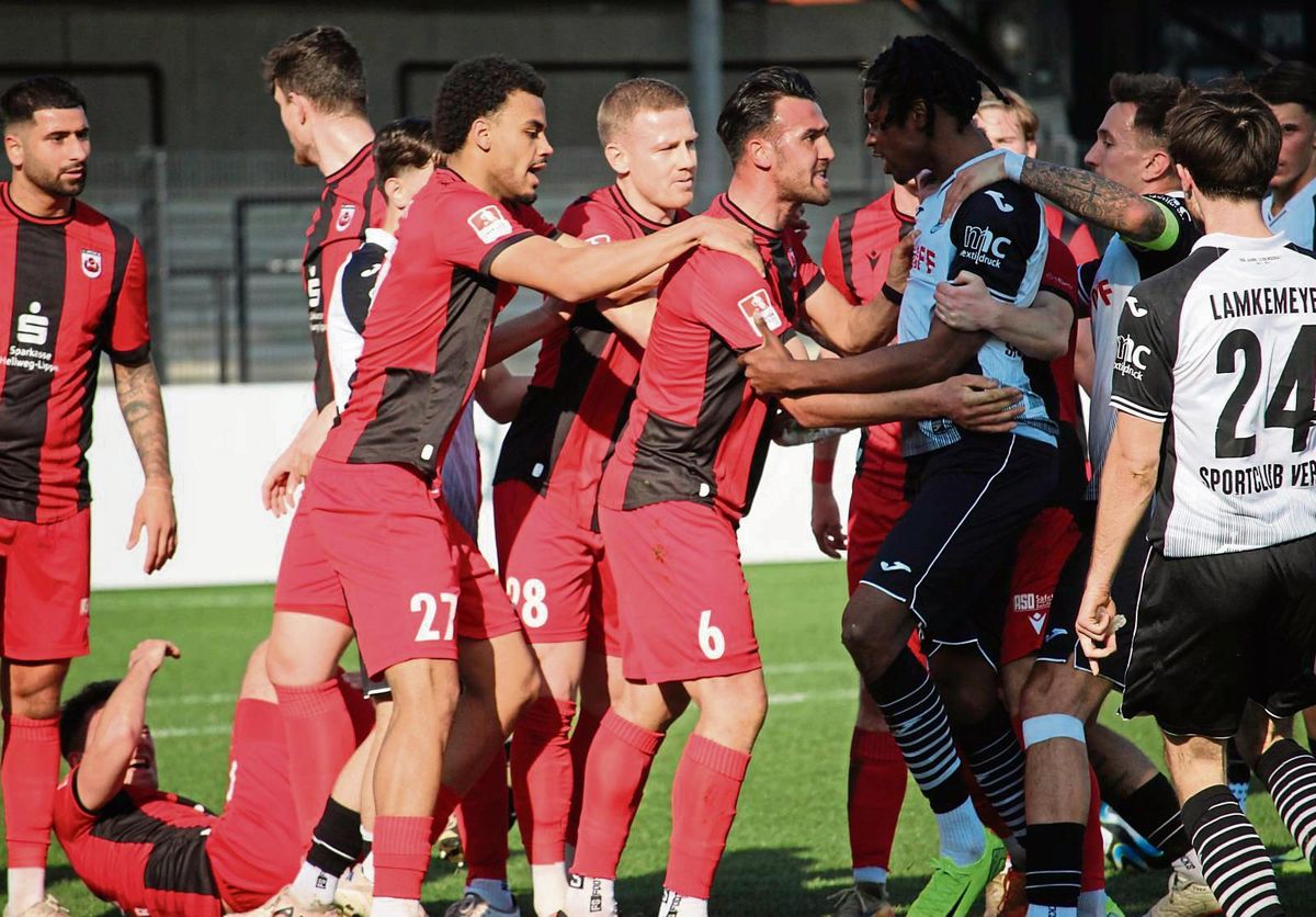 Rudelbildung in der 24. Spielminute nach heftigem Einsteigen von Verls Torschützen Nwachukwu (3.v.r.) gegen Janik Steringer (am Boden). Schiedsrichter Exuzidis verteilte zweimal Gelb. Fotos: Heinke