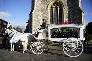 Die Trauerfeier fand in dem kleinen Ort Amersham in der Grafschaft Buckinghamshire nordwestlich von London statt - Foto: Andrew Matthews/PA Wire/dpa