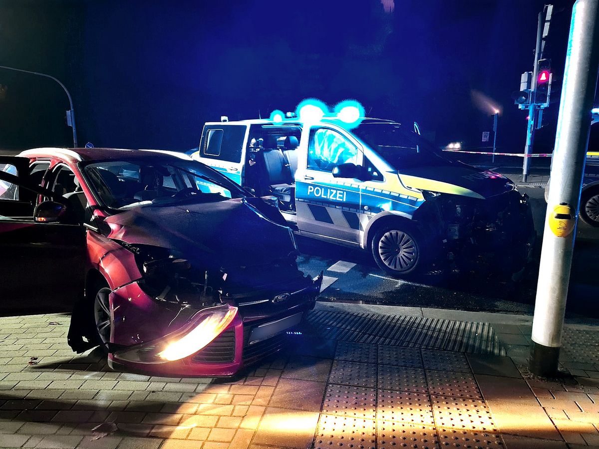 Ein Polizeiauto und ein Zivilfahrzeug sind zusammengekracht. Foto: Balzer