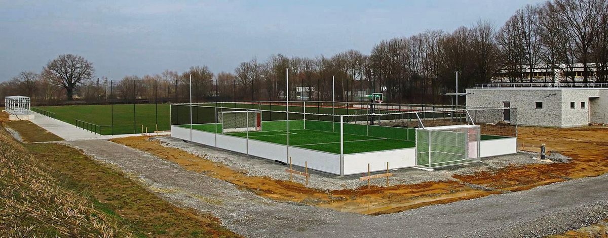 In riesen Schritten voran geht das Projekt Sportzentrum Ost in Dedinghausen. Im Sommer 2025 soll die neue Anlage offiziell eingeweiht werden. Der Trainings- und Spielbetrieb für die blau-weißen Kicker findet dann komplett im Kleefeld statt. Foto: Wiegand