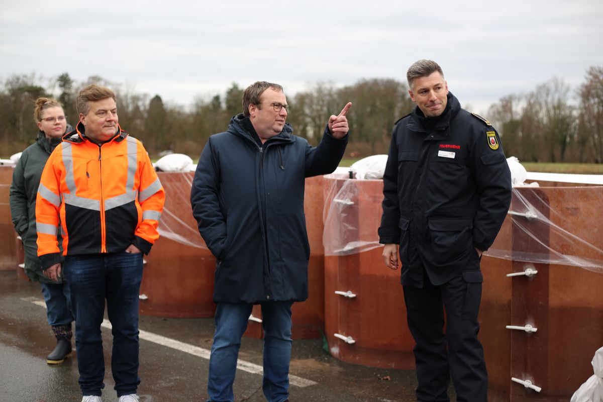 NRW-Minister Oliver Krischer begutachtet das Hochwasserschutzsystem in Cappel. Foto: N. Wissing