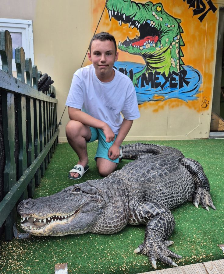 Liam (14) aus Anröchte ist ein mutiger Junge: Der Ostsee-Alligator „Frau Meyer“ ist mit 44 Lenzen mehr als dreimal so alt wie er. Das Reptil war früher im Zirkus auf Reisen und verbringt nun seinen Lebensabend in Elmenhorst.