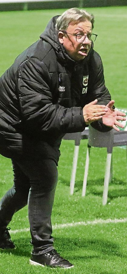 Hopp, hopp, hopp: Sportdirektor Dirk Brökelmann peitscht die Fußballer des SV Lippstadt nach vorn. Mindestens Platz sechs soll es noch werden in der Oberliga. Foto: Lütkehaus