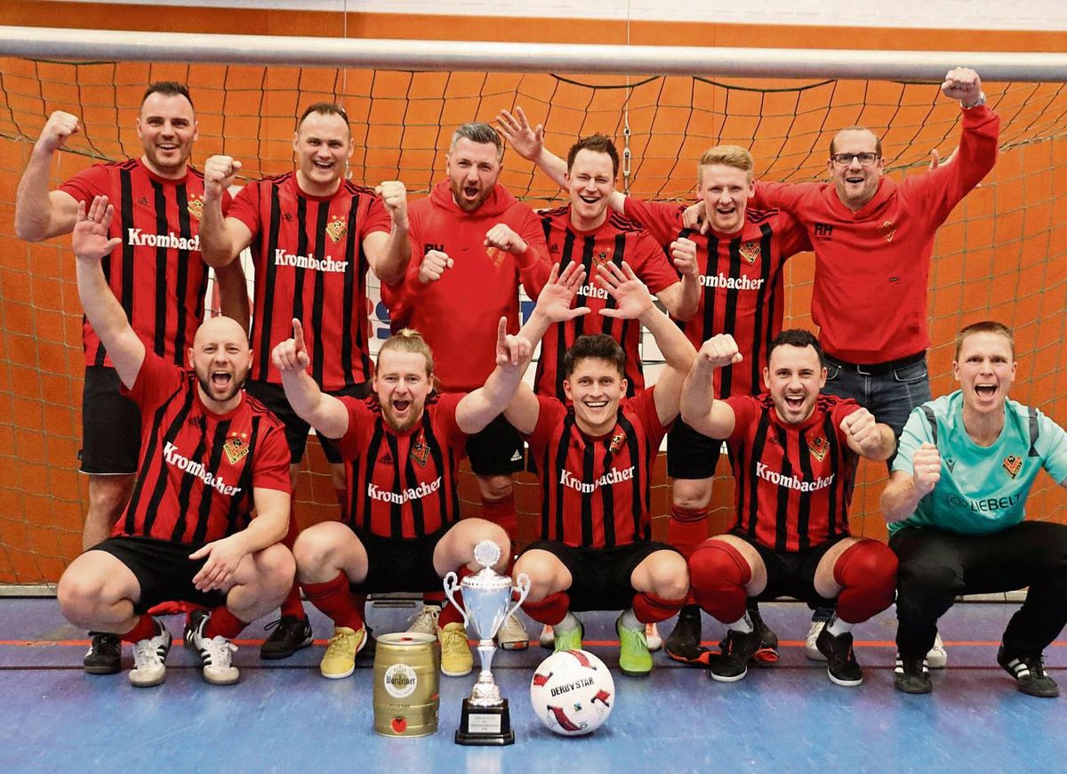 Sie haben es wieder getan: Die AH-Fußballer von Viktoria Lippstadt verteidigten ihren Titel bei den Kreismeisterschaften in der Dusternweghalle. Im Finale besiegte das Team von Trainer Frank Niemczok (h.r.) die SG Anröchte/Mellrich mit 3:2. Fotos: Lütkehaus