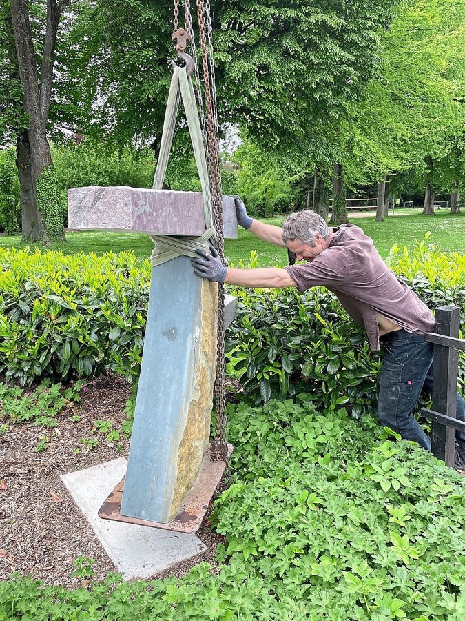 Bildhauer Ingo Warnke setzt sein Kunstwerk aus Sicherheitsgründen um, weg vom Beckenrand.