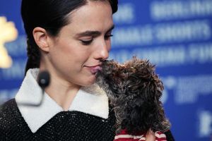 Margaret Qualley präsentierte ihren Hund erstmals der Öffentlichkeit. - Foto: Soeren Stache/dpa