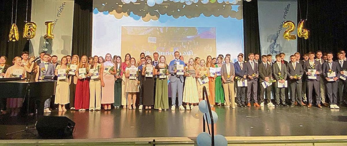 59 Schüler des Städtischen Gymnasiums Erwitte haben ihre Abiturzeugnisse erhalten. Foto: N. Gerwin