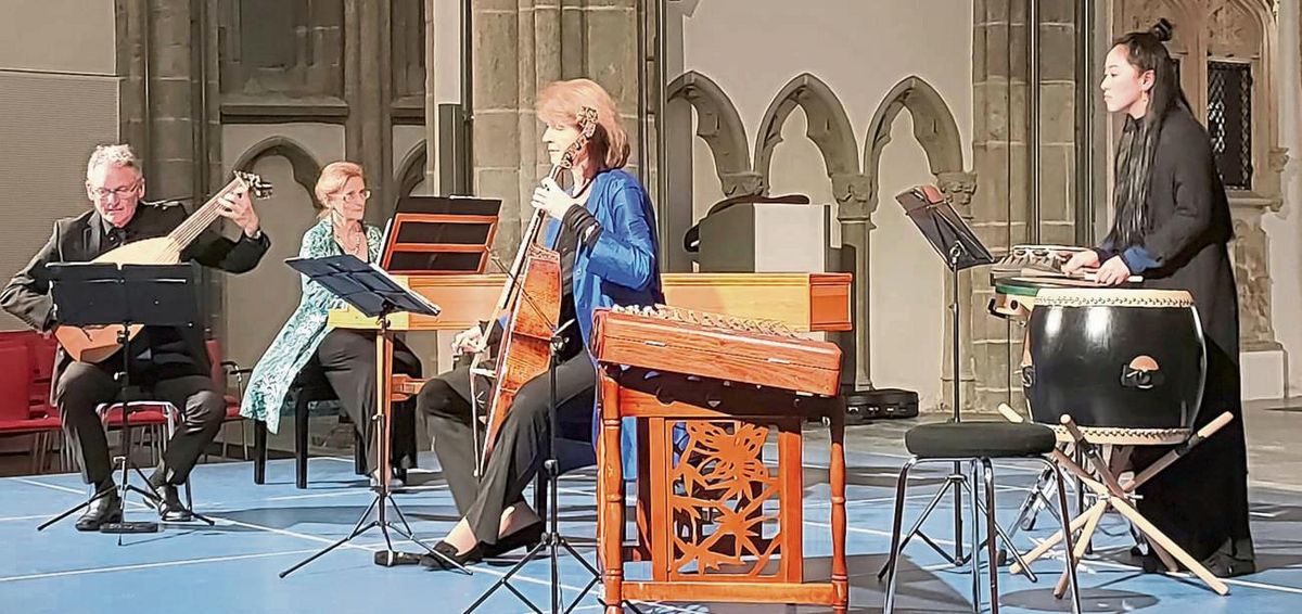 Die Hamburger Ratsmusik mit Gast-Musikerin (v.l.): Ulrich Wedemeier an der Laute, Anke Dennert am Cembalo und Simone Eckert an der Viola da Gamba. Die chinesische Musikerin Lin Chen rythmitisierte die Stücke mit verschiedenen Percussion-Instrumenten.