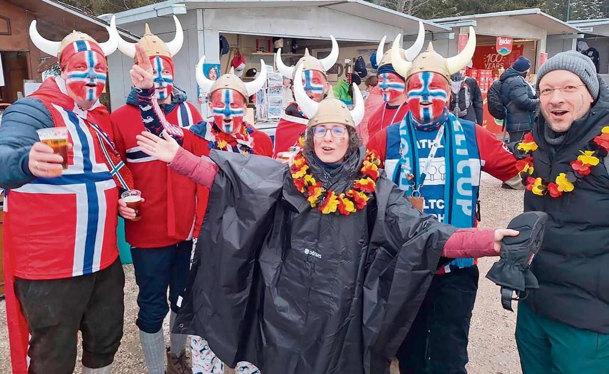 In vollen Zügen genoss Elena Büchner aus Dedinghausen zusammen mit ihrem Bruder Alexander (r.) und zwei befreundeten Nachbarn das Biathlon-Weltcup-Spektakel in Antholz. Und auch die Wikinger aus Norwegen ließen sich nicht lange bitten, als ein gemeinsames Erinnerungsfoto geschossen wurde.