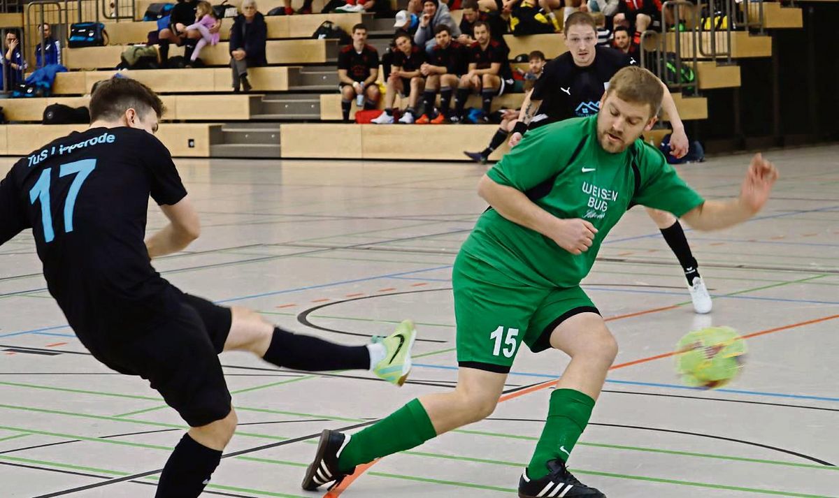 Insgesamt 14 Vereine stehen am Samstag in den Startlöchern, wenn in der Sporthalle am Dusternweg unter der Regie des SV BW Ribeck-Dedinghausen der neue AH-Hallenkreismeister ermittelt wird. Foto: Feichtinger