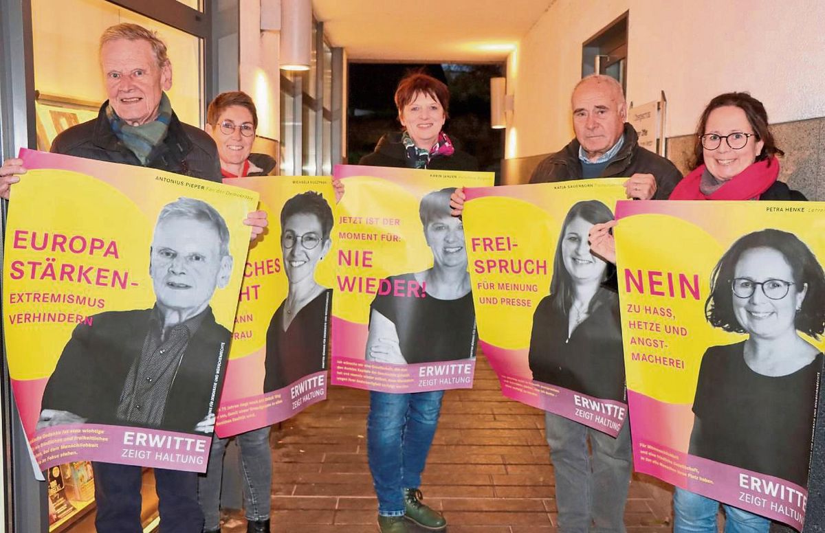 Fünf von 20 Statements für die Demokratie geben (v.l.) Antonius Pieper, Michaela Kuczyinski, Karin Janzen, Rainer Schetschok und Petra Henke ab. Foto: Dietz