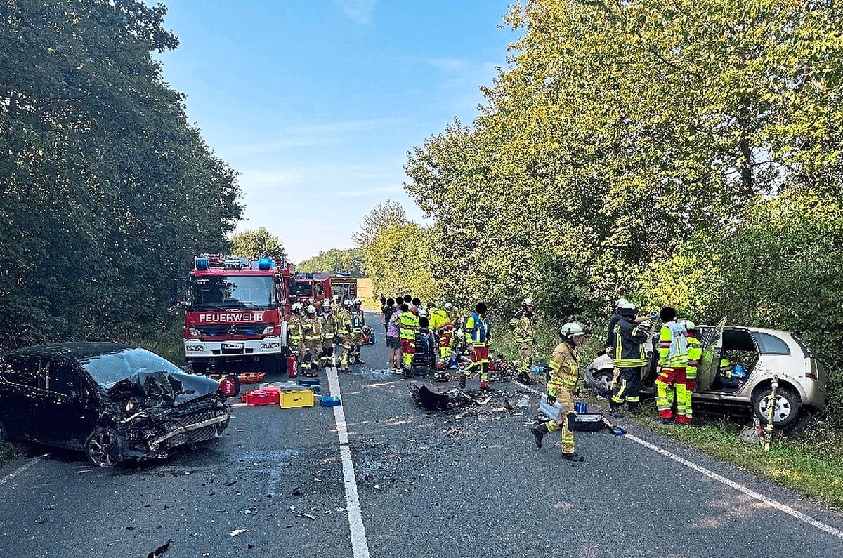 Der schwere Unfall ereignete sich auf der B55 in Höhe Uelde. Foto: Feuerwehr Anröchte