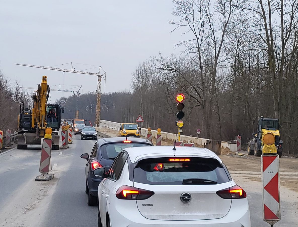 Verkehrliche Einschränkungen gibt's auf der B55 in Lippstadt: In Höhe der Margaretenseebaustelle wird ein Unfallschaden behoben, der Verkehr mit Baustellenampeln geregelt. Foto: Schwade