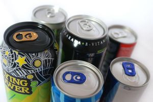 ILLUSTRATION - Energy-Drinks verschiedener Discounter in Deutschland. (Symbolbild) - Foto: Karl-Josef Hildenbrand/dpa