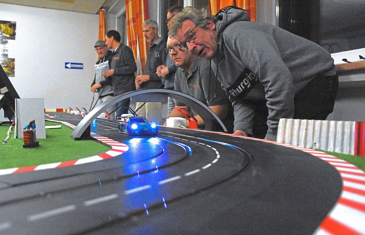 Vier, drei, zwei, eins – los! Beim Trainingsrennen messen sich die Carrera-Fans mit ihren Rennautos. Am Samstag, 1. Februar, wird in Eickelborn ein Qualifikationslauf zur Deutschen Meisterschaft ausgetragen. Foto: Giannakis