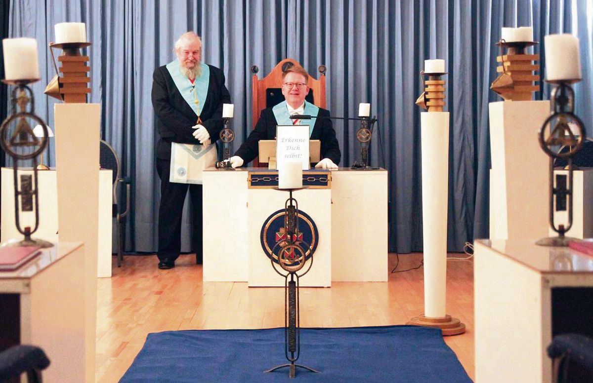 Wilfried Krumtünger (r., Meister vom Stuhl) und Dr. Michael Schenk (Zugeordneter Stuhlmeister) gewähren dem Patriot einen Blick in den so genannten „Tempel“. Auch mit dem Ausbau der Pressearbeit wollen die Logen-Brüder dazu beitragen, dass die Freimaurer in Lippstadt wieder stärker in Erscheinung treten. Foto: Puls