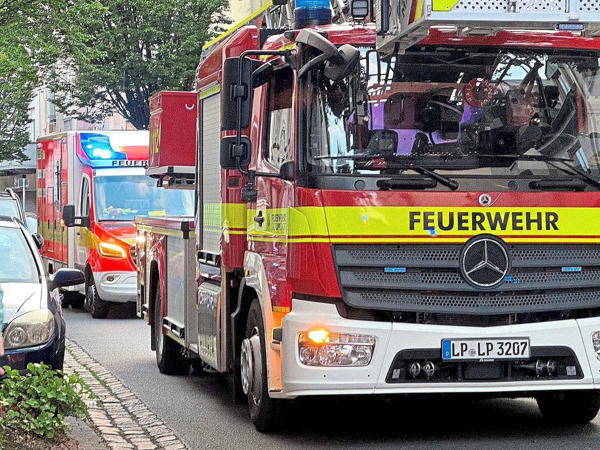 Aktuell versperren die Einsatzfahrzeuge die Durchfahrt durch die Kahlenstraße. Foto: N. Wissing