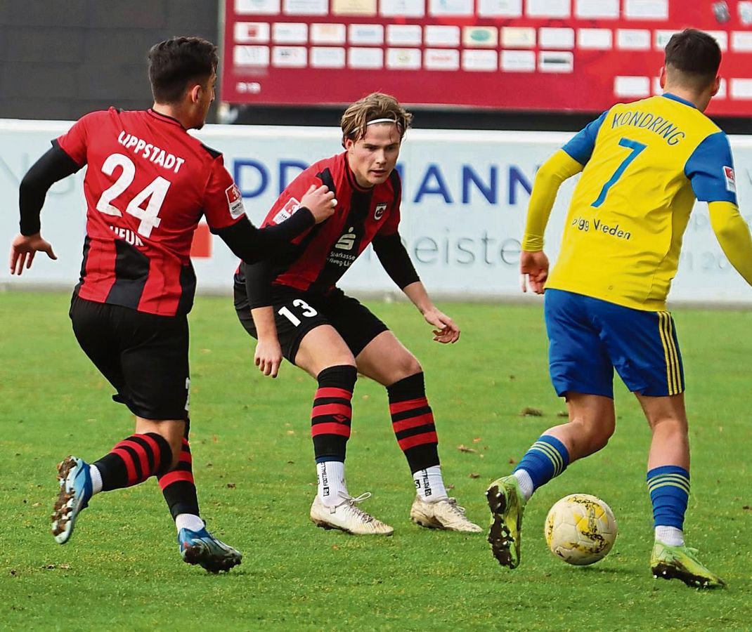 Die Winterneuzugänge des SV Lippstadt Fatih Ufuk (l.) und Justus Meier sind auch im Auswärtsspiel bei Concordia Wiemelhausen gesetzt. Im Tor steht wieder Luca Beermann, der vom SC Wiedenbrück kam. Foto: Lütkehaus