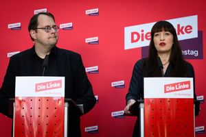 Sören Pellmann und Heidi Reichinnek kündigen einen Eilantrag vor dem Bundesverfassungsgericht an. - Foto: Bernd von Jutrczenka/dpa