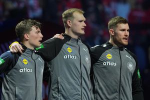 Die deutschen Handballer um Nils Lichtlein, David Späth und Johannes Golla (v.l.n.r.) treffen im WM-Viertelfinale auf Tunesien. - Foto: Soeren Stache/dpa