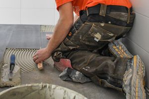 Fliesenleger: Das deutsche Handwerk beklagt einen Mangel an Nachwuchs. (Archivbild) - Foto: Patrick Pleul/dpa-Zentralbild/dpa