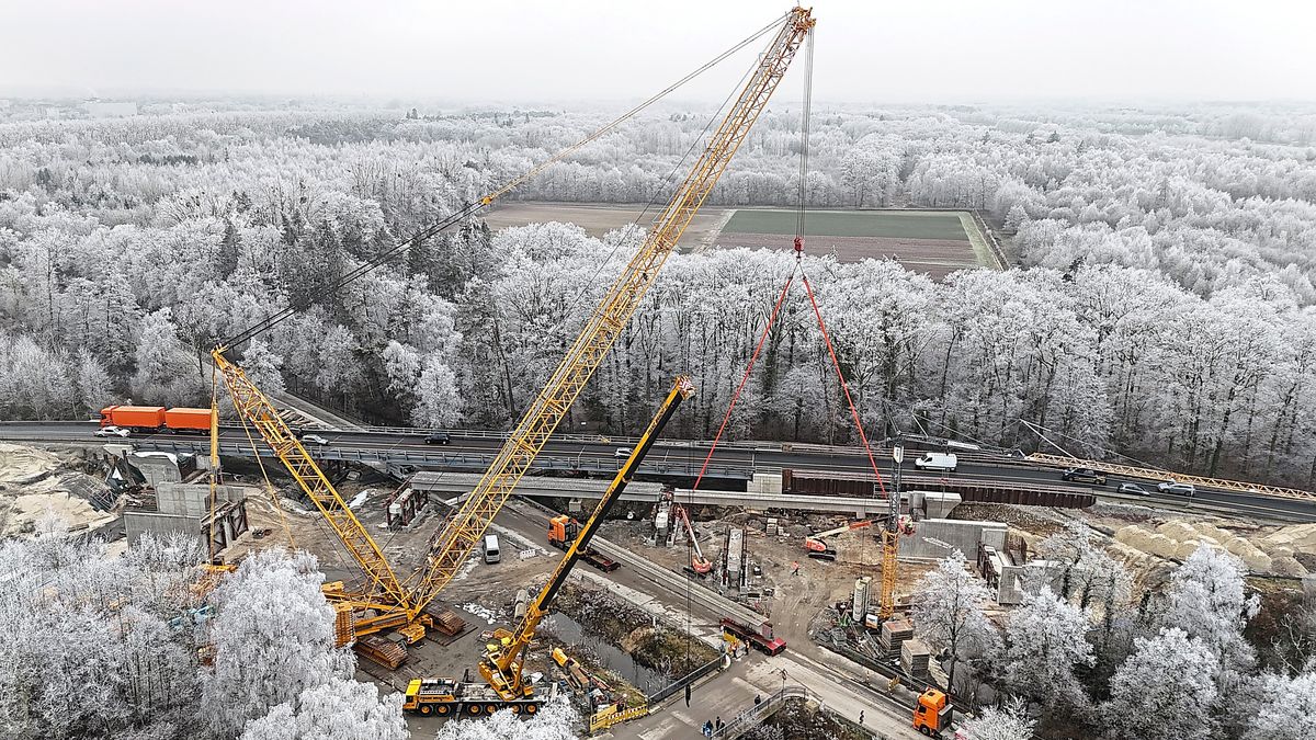 Millimeterarbeit mit Mammut-Kran: Bis zu 700 Tonnen können mit dem Raupenkran, Ausleger 84 Meter, bewegt werden. Auf der B 55-Brückenbaustelle werden damit bis zu 97 Tonnen schwere Betonfertigteile bewegt. Foto: Franz Bracht