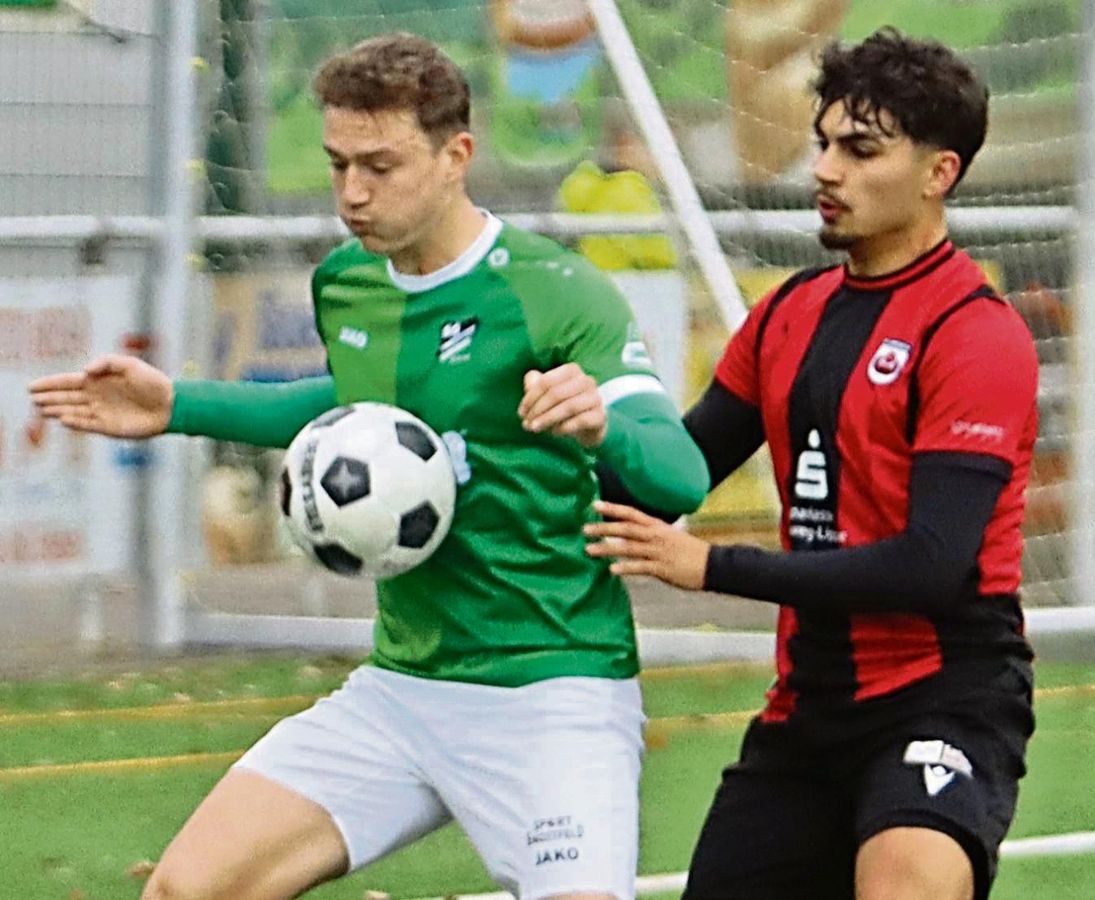 Wenn Kiyan Sadeghi (r.) fit ist, gehört er zu den festen Größen im Team des SV Lippstadt. „Ehrgeizig und mit dem festen Willen, immer zu gewinnen“, beschreibt Trainer Felix Bechtold den jungen Verteidiger. Foto: Lütkehaus